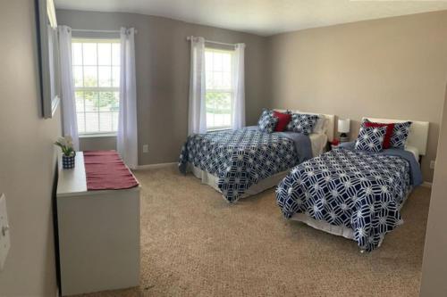 4 Bed 2.5 Bath Sleeps 10- King of Karincrest - image 7