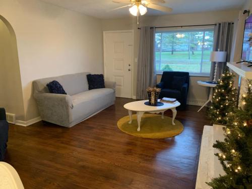 Lovely Retreat Backyard With Deck and entertain room - main image