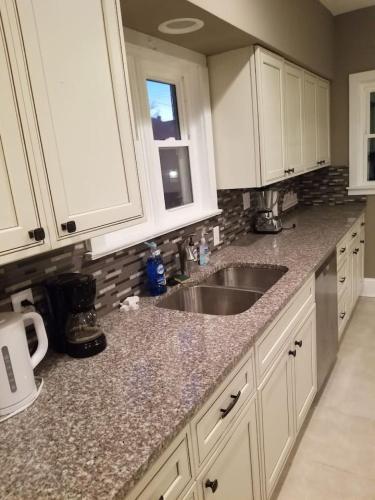Middletown Centenarian 4 Bed 2 Bath Sleeps 12 - image 13