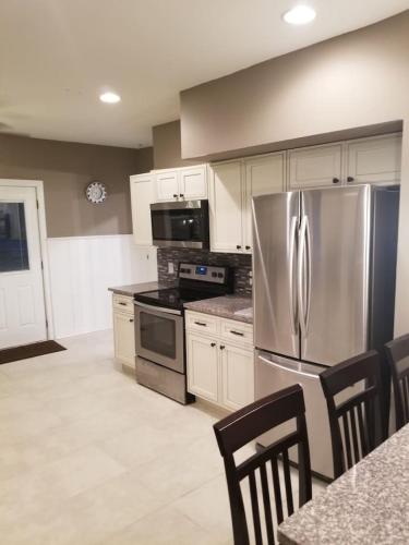 Middletown Centenarian 4 Bed 2 Bath Sleeps 12 - image 7