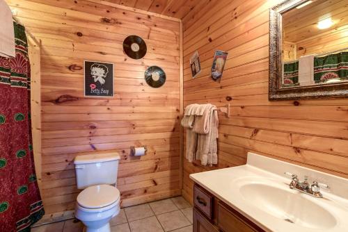 Cloud Dancer 3 Bedrooms Sleeps 10 Hot Tub Fireplace WiFi - image 10