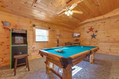 Mountain Dreams, 4 Bedrooms, Sleeps 11, Pool Access, Game Room, Hot Tub in Gatlinburg, USA