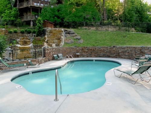 Mountain Dreams, 4 Bedrooms, Sleeps 11, Pool Access, Game Room, Hot Tub in Gatlinburg, USA
