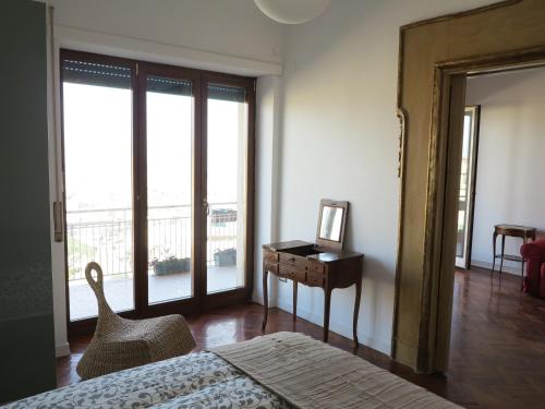 Pretty panoramic apartment - half way Center-Vomero district, Neapel (Foto 4)