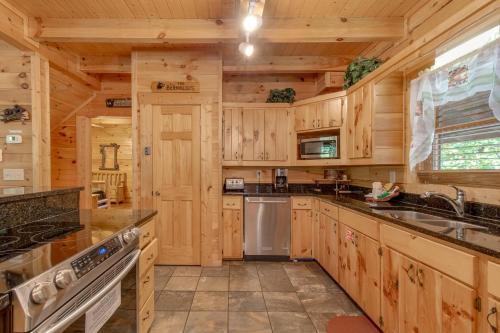 Mountain Dreams, 4 Bedrooms, Sleeps 11, Pool Access, Game Room, Hot Tub in Gatlinburg, USA