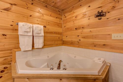 Mountain Dreams 4 Bedrooms Sleeps 11 Pool Access Game Room Hot Tub - image 14