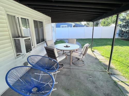 Balcó/terrassa, Modern and spacious 4 B/R + 2 bath house in Nova York (NY)