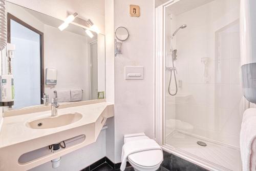 Atoll Hotel Logis Angers, Beaucouze - 샤워실