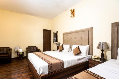 Standard Double Room image 5