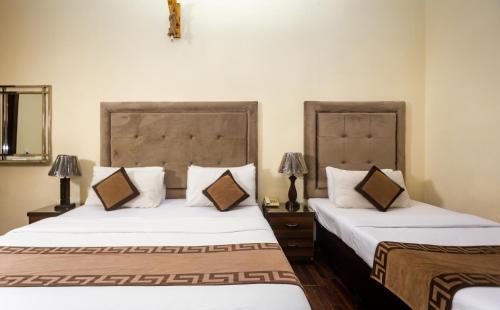 Standard Double Room image 6