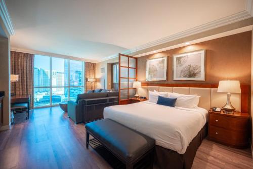 No Resort Fee Strip View Suite + Free Valet + Pool, Las Vegas