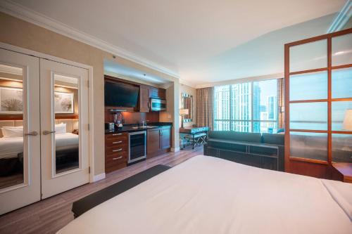 No Resort Fee Strip View Suite + Free Valet + Pool, Лас-Вегас (фото 9)