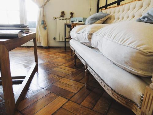 One-Bedroom Apartment image 9