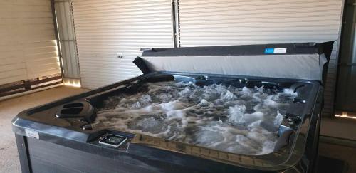 Moongazer King bed powered country river - Yandoit