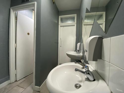 Queen Elizabeth Hostel - image 2