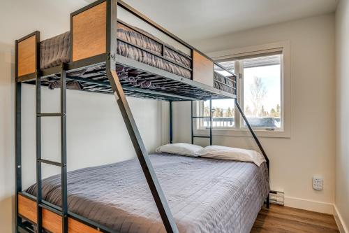 Cozy Breck Condo - Walk to Shuttle and Main St!! - image 3