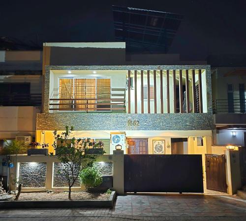 Opulent 5-BHK Entire House in Bahria Town Phase 3 - image 14