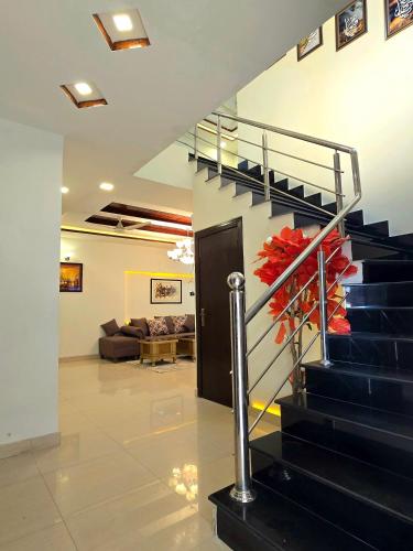 Opulent 5-BHK Entire House in Bahria Town Phase 3 - image 6