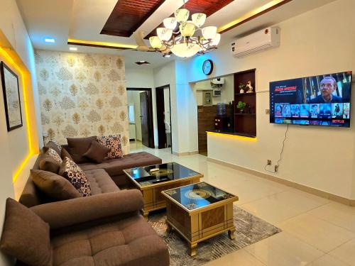 Opulent 5-BHK Entire House in Bahria Town Phase 3 - image 7