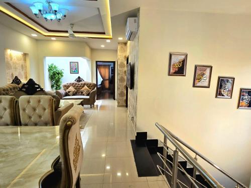 Opulent 5-BHK Entire House in Bahria Town Phase 3 - image 11