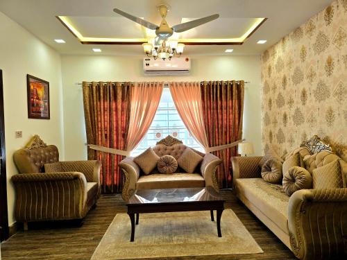 Opulent 5-BHK Entire House in Bahria Town Phase 3 - image 5