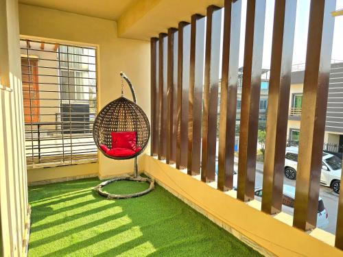 Opulent 5-BHK Entire House in Bahria Town Phase 3 - image 2