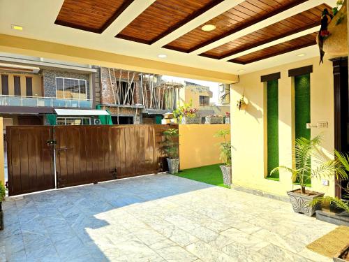 Opulent 5-BHK Entire House in Bahria Town Phase 3 - image 12