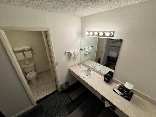 Wayside Motor Inn - image 10