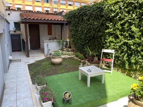 House with private garden, Rome