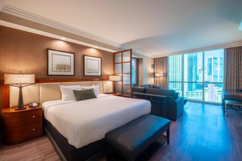 No Resort Fee Strip View Suite + Free Valet + Pool, Лас-Вегас