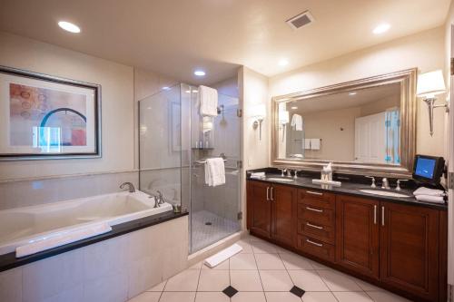 No Resort Fee Strip View Suite + Free Valet + Pool, Las Vegas (foto 2)