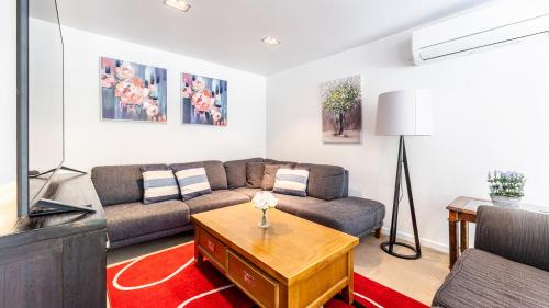 Villa Sebastian - Large Modern Home in Norra Wellington