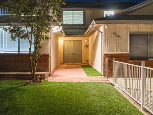 Family Home, Pool, Pong, Nintendo in Simi Valley (CA)