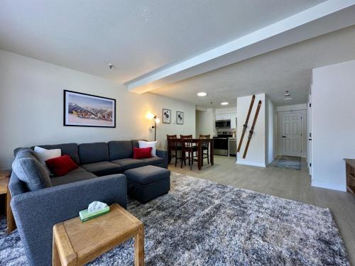 Mountain Green Resort - 2BR, 2BA Renovated Condo, Pool, Hot Tub, Shuttle, Gym, Restaurant, Killington