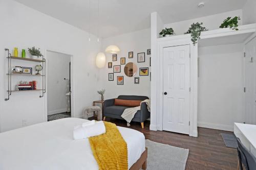 Cozy Upstairs Studio Near Downtown and the River thumb 2