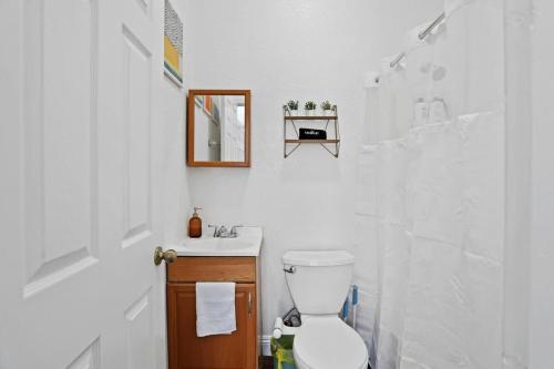 Cozy Upstairs Studio Near Downtown and the River thumb 3