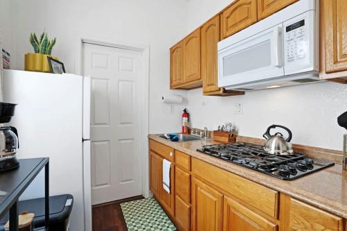 Cozy Upstairs Studio Near Downtown and the River in Mansion Flats