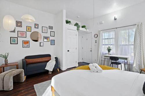 Cozy Upstairs Studio Near Downtown and the River detail