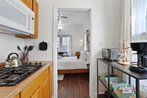 Cozy Upstairs Studio Near Downtown and the River in Mansion Flats