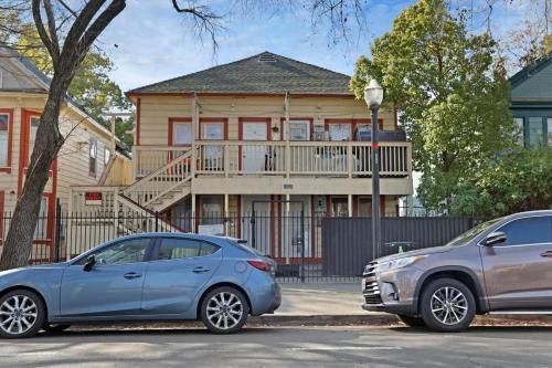 Cozy Upstairs Studio Near Downtown and the River in Mansion Flats