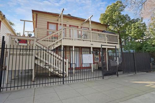 Cozy Upstairs Studio Near Downtown and the River in Mansion Flats