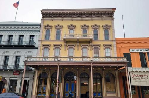 Cozy Upstairs Studio Near Downtown and the River in Mansion Flats