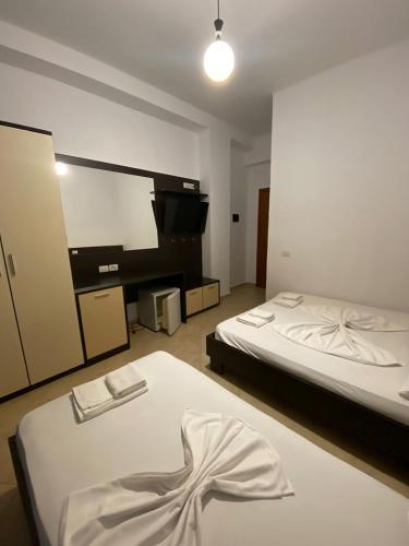 1 double bed, 1 twin bed