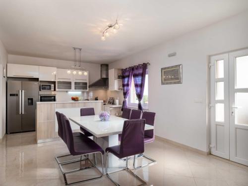 virtuve, Villa Dragic- Four Bedroom Villa with Swimming Pool, Terrace and Sea View in Pridvorje