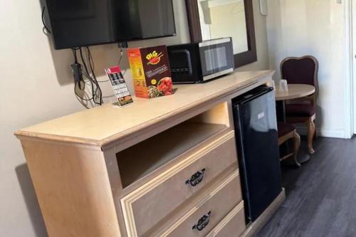 Queen Bed Accessible Non-Smoking