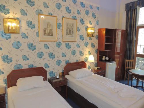 Dolphin Hotel - image 11