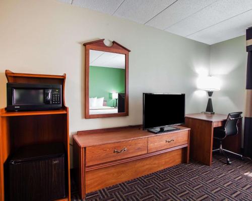 Quality Inn Bolingbrook I-55 - Tap to explore photos