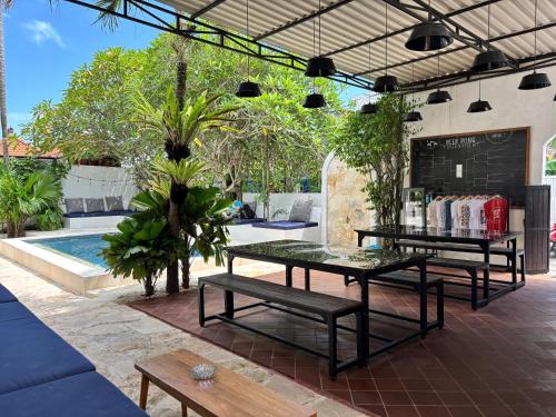 Shared lounge/TV area, Lay Day Surf Hostel in Canggu