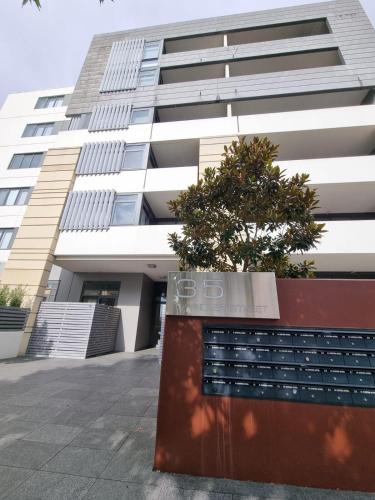 Modern 1 Bedroom apartment with Pool, Gym & Water Views near Ausztrál Sportintézmény