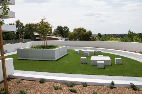 Modern 1 Bedroom apartment with Pool, Gym & Water Views near Ausztrál Sportintézmény